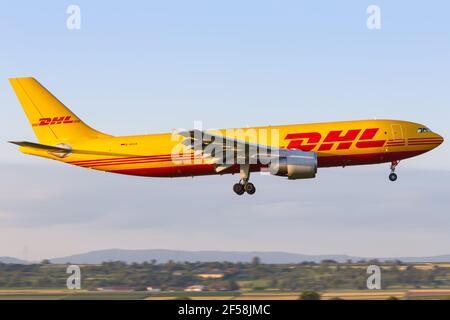 Stuttgart, Allemagne - 22 juin 2018 : un avion DHL Airbus A300-600F à l'aéroport de Stuttgart (STR) en Allemagne. Airbus est un fabricant européen d'avions Banque D'Images