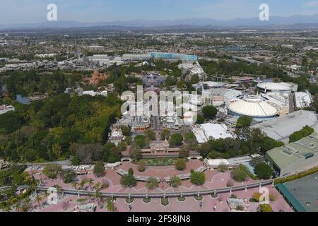 Une vue aérienne de Disneyland Park, le mercredi 24 mars 2021, à Anaheim, Calif. Banque D'Images