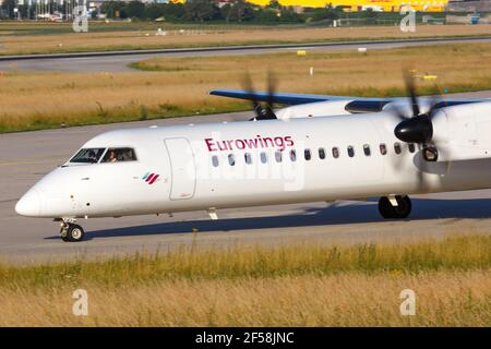 Stuttgart, Allemagne - 22 juin 2018 : un avion Bombardier DHC-8-400 Eurowings à l'aéroport de Stuttgart (STR) en Allemagne. Banque D'Images