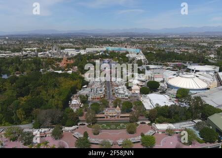 Une vue aérienne de Disneyland Park, le mercredi 24 mars 2021, à Anaheim, Calif. Banque D'Images