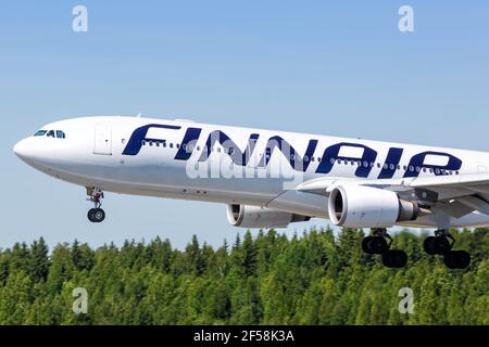 Helsinki, Finlande - 25 mai 2018 : atterrissage de l'avion Airbus A330 de Finnair à l'aéroport d'Helsinki. Airbus est un fabricant européen d'avions basé à Toulou Banque D'Images