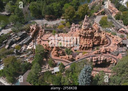 Une vue aérienne du chemin de fer de Big Thunder Mountain à Disneyland Park, le mercredi 24 mars 2021, à Anaheim, Calif. Banque D'Images