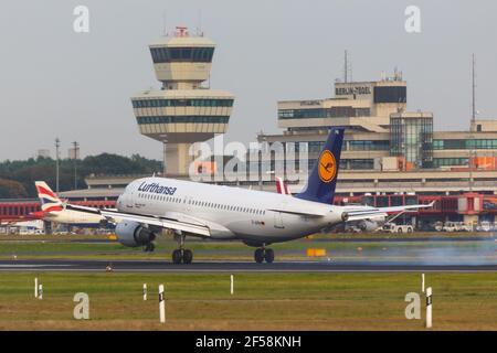 Berlin, Allemagne – 30. Août 2017 : Airbus A320 de Lufthansa à l'aéroport de Berlin Tegel (TXL) en Allemagne. Airbus est un fabricant d'avions de Toulouse, F Banque D'Images