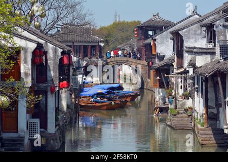 Zhouzhuang zone pittoresque dans Jiangsu, Chine. Les touristes prennent des photos sur un pont de pierre pendant que les habitants font leur lavage dans le canal. Banque D'Images