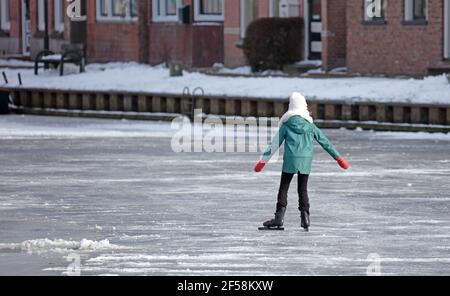 Patinage des enfants sur glace naturelle, hiver aux pays-Bas Banque D'Images