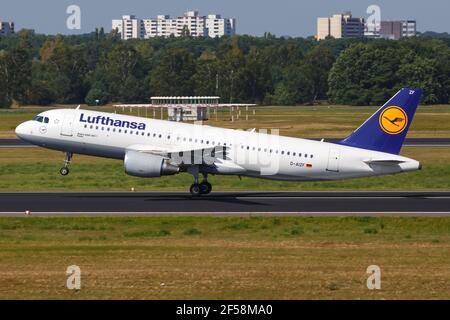 Berlin, Allemagne – 30. Août 2017 : à l'aéroport de Berlin Tegel (TXL) en Allemagne. Airbus est un fabricant d'avions de Toulouse, France. Banque D'Images