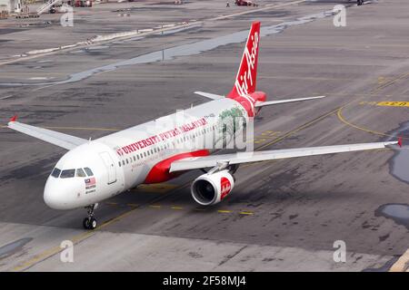Kuala Lumpur, Malaisie - 22 janvier 2018 : avion Airbus A320 d'Air Asia à l'aéroport international de Kuala Lumpur (KUL) en Malaisie. Airbus est un avion craf Banque D'Images