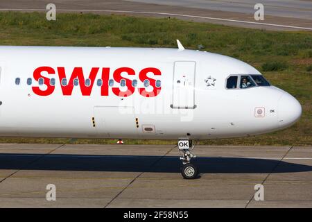 Berlin, Allemagne – 30. Août 2017 : Airbus A321 suisse à l'aéroport de Berlin Tegel (TXL) en Allemagne. Airbus est un fabricant d'avions de Toulouse, Franc Banque D'Images