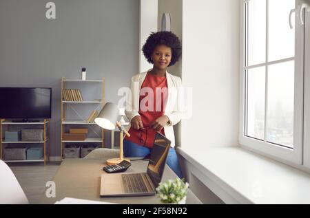 Jeune femme d'affaires afro-américaine souriante dans un portrait de bureau Banque D'Images