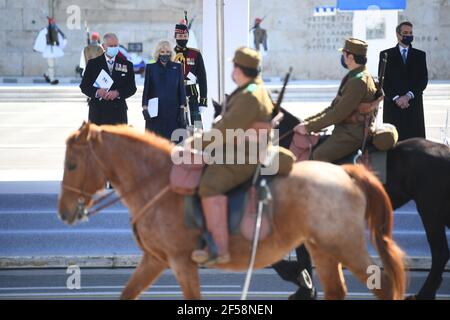 Le prince de Galles et la duchesse de Cornouailles assistent à la parade militaire du jour de l'indépendance sur la place Syntagma, Athènes, lors d'une visite de deux jours en Grèce pour célébrer le bicentenaire de l'indépendance grecque. Date de la photo: Jeudi 25 mars 2021. Banque D'Images