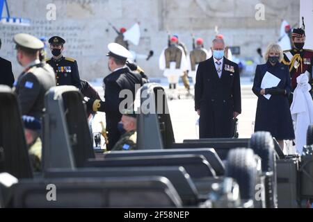 Le prince de Galles et la duchesse de Cornouailles assistent à la parade militaire du jour de l'indépendance sur la place Syntagma, Athènes, lors d'une visite de deux jours en Grèce pour célébrer le bicentenaire de l'indépendance grecque. Date de la photo: Jeudi 25 mars 2021. Banque D'Images