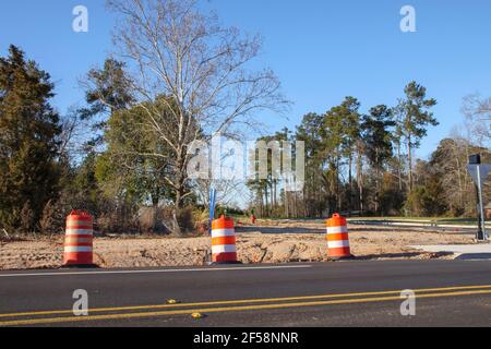 Augusta, GA USA - 02 23 21: Cônes sur une route à un chantier de construction vue à distance Banque D'Images