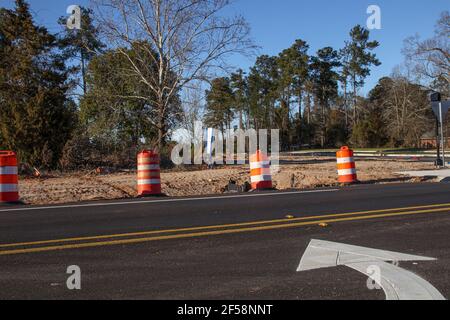 Augusta, GA USA - 02 23 21: Cônes sur une route sur un chantier de construction Banque D'Images