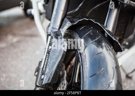 Garde-boue avant de la moto cassé en raison d'une collision sur route, vue rapprochée Banque D'Images