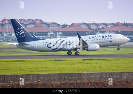 Jakarta, Indonésie – 27 janvier 2018 : Garuda Indonesia Boeing 737-800 SkyTeam couleurs spéciales à l'aéroport de Jakarta (CGK) en Indonésie. Banque D'Images