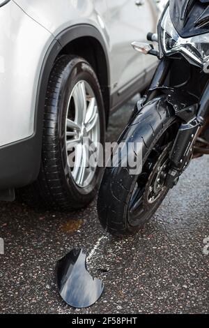 Garde-boue avant en plastique de la moto endommagée après une collision violente avec un autre véhicule Banque D'Images