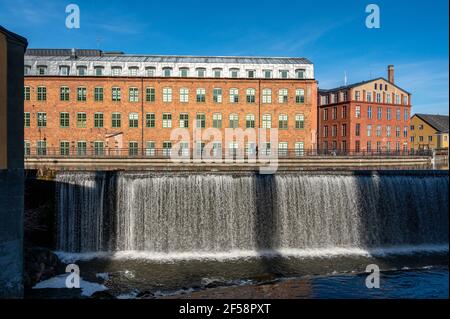 Rivière Motala et l'ancien paysage industriel de Bolton au début du printemps. Bolton est une ville industrielle en Suède. Banque D'Images