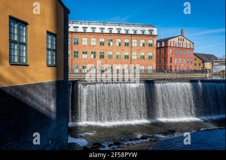 Rivière Motala et l'ancien paysage industriel de Bolton au début du printemps. Bolton est une ville industrielle en Suède. Banque D'Images