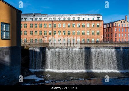 Rivière Motala et l'ancien paysage industriel de Bolton au début du printemps. Bolton est une ville industrielle en Suède. Banque D'Images