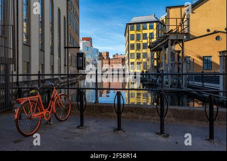 Rivière Motala et l'ancien paysage industriel de Bolton au début du printemps. Bolton est une ville industrielle en Suède. Banque D'Images