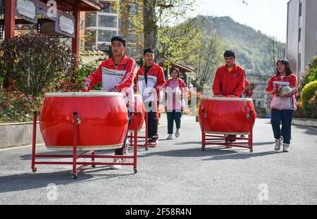 Longli, province chinoise du Guizhou. 23 mars 2021. Les élèves transfèrent des tambours à l'école secondaire n° 3 du comté de Longli, Qiannan Buyi et la préfecture autonome de Miao, dans la province de Guizhou, dans le sud-ouest de la Chine, le 23 mars 2021. Afin de transmettre et de protéger l'opéra traditionnel Taiping Huadengxi du comté de Longli, la Middle School no 3 du comté de Longli a invité les héritiers de l'opéra à donner des leçons régulières aux élèves. Credit: Yang Wenbin/Xinhua/Alamy Live News Banque D'Images