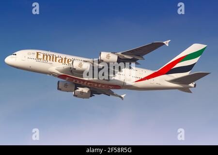 Dubaï, Émirats arabes Unis – 21. Février 2018 : Emirates Airbus A380 à l'aéroport international de Dubaï (DXB) aux Émirats arabes Unis. Airbus est un A. Banque D'Images