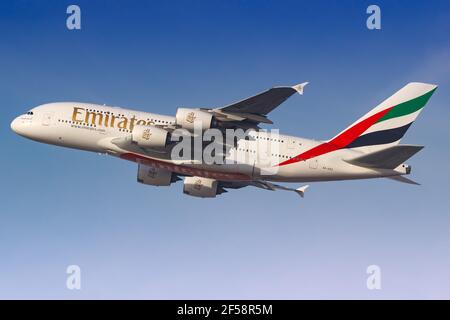 Dubaï, Émirats arabes Unis – 21. Février 2018 : Emirates Airbus A380 à l'aéroport international de Dubaï (DXB) aux Émirats arabes Unis. Airbus est un A. Banque D'Images