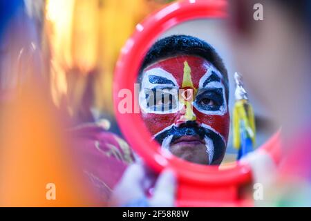 Longli, province chinoise du Guizhou. 23 mars 2021. Un étudiant vérifie son maquillage facial avant de répéter à l'école secondaire n° 3 du comté de Longli, Qiannan Buyi et préfecture autonome de Miao, province de Guizhou, dans le sud-ouest de la Chine, le 23 mars 2021. Afin de transmettre et de protéger l'opéra traditionnel Taiping Huadengxi du comté de Longli, la Middle School no 3 du comté de Longli a invité les héritiers de l'opéra à donner des leçons régulières aux élèves. Credit: Yang Wenbin/Xinhua/Alamy Live News Banque D'Images