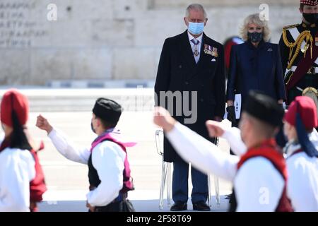 Le prince de Galles et la duchesse de Cornouailles assistent à la parade militaire du jour de l'indépendance sur la place Syntagma, Athènes, lors d'une visite de deux jours en Grèce pour célébrer le bicentenaire de l'indépendance grecque. Date de la photo: Jeudi 25 mars 2021. Banque D'Images