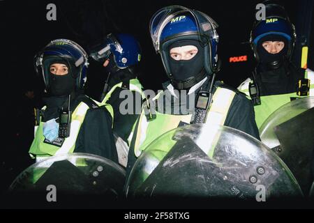 Londres, Royaume-Uni, le 20 mars 2021. Près de 6000 manifestants anti-verrouillage et anti-vaccination et ceux contre la police, le crime, la peine et les tribunaux Bill march dans le centre de Londres. La manifestation a commencé à Hyde Park avec une série d'arrestations et une allocution de Piers Corbyn qui se présente pour le maire de Londres, qui a défilé sans problèmes dans le centre de Londres et s'est terminée par une opposition tendue à Hyde Park entre environ 200 manifestants restants et la police anti-émeute. Stand de police anti-émeute préparé Banque D'Images