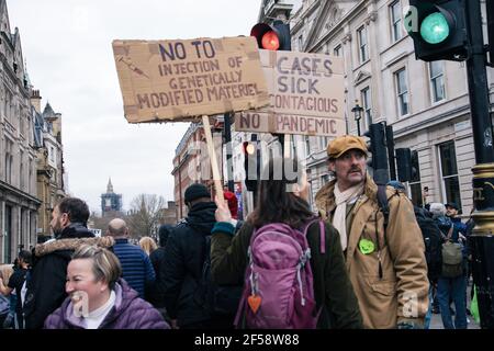 Londres, Royaume-Uni, le 20 mars 2021. Près de 6000 manifestants anti-verrouillage et anti-vaccination et ceux contre la police, le crime, la peine et les tribunaux Bill march dans le centre de Londres. La manifestation a commencé à Hyde Park avec une série d'arrestations et une allocution de Piers Corbyn qui se présente pour le maire de Londres, A marché sans problème dans le centre de Londres et a terminé avec un stand tendu à Hyde Park entre environ 200 manifestants restants et la police anti-émeute. Un couple tient des pancartes anti-vaccination Banque D'Images