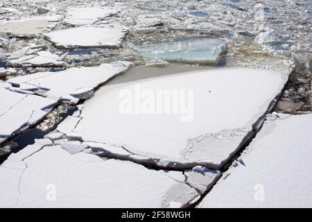 Fiche technique de la glace brisée dans le canal de Saimaa Lappeenranta, Finlande Banque D'Images