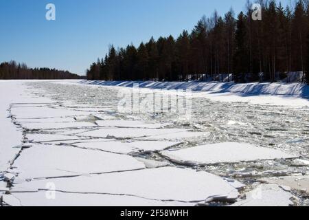 Fiche technique de la glace brisée dans le canal de Saimaa Lappeenranta, Finlande Banque D'Images