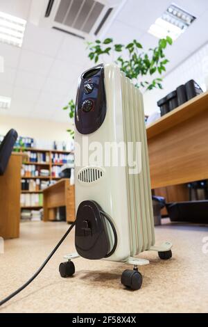 Huiler le radiateur électrique en utilisant dans un bureau, unité debout au centre de la pièce Banque D'Images