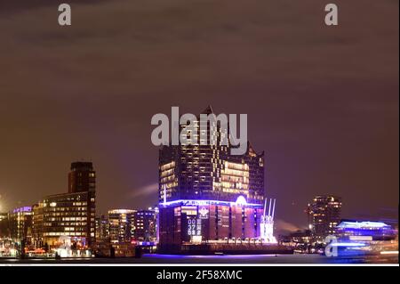 Géographie/voyage, Europe, Allemagne, Hambourg, salle philharmonique d'Elbe la nuit avec éclairage festif, droits supplémentaires-déstockage-Info-non-disponible Banque D'Images