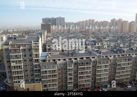 Construction de logements dans le centre de Datong, Shanxi, Chine. La photo montre l'ancien mur de la ville de la dynastie Ming. Banque D'Images