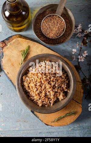 Einkorn, Triticum monococcum, boulgur de blé Siyez.Bulgur pilaf fait avec siyez bulgur dans une plaque sur fond de bois. Banque D'Images