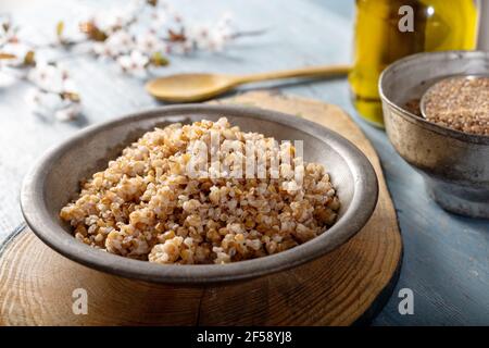 Einkorn, Triticum monococcum, boulgur de blé Siyez.Bulgur pilaf fait avec siyez bulgur dans une plaque sur fond de bois. Banque D'Images