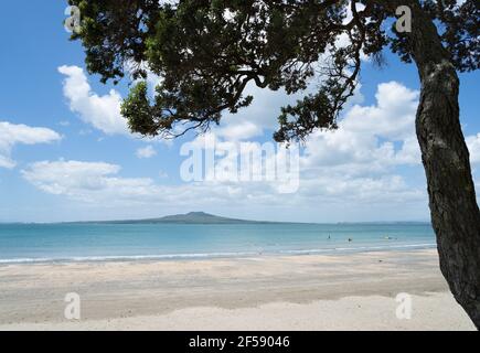 L'été à la plage de Takapuna avec vue sur l'île de Rangitoto et les personnes jouant sur la plage, North Shore, Auckland Banque D'Images