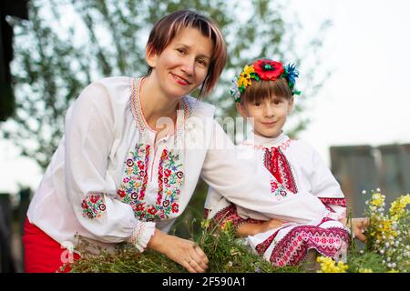 Maman et fille en vêtements nationaux slaves. Femmes ukrainiennes ou bélarussiennes en chemises brodées. Banque D'Images