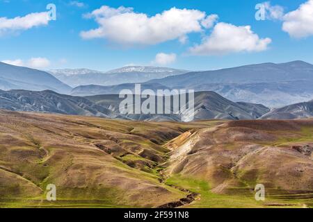 Magnifique paysage de montagne avec ciel bleu et nuages Banque D'Images