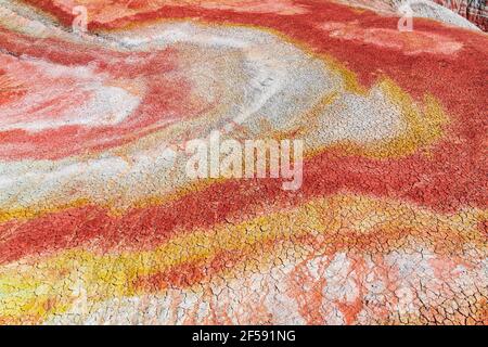 Motifs colorés sur les pentes des montagnes rouges Banque D'Images