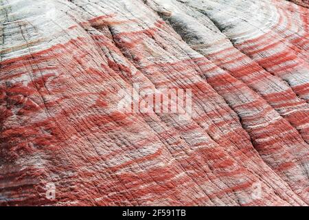 Motifs colorés sur les pentes des montagnes rouges Banque D'Images