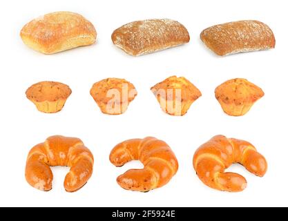 Placez des produits de pain frais (petits pains, croissants, ciabatta) isolés sur fond blanc Banque D'Images