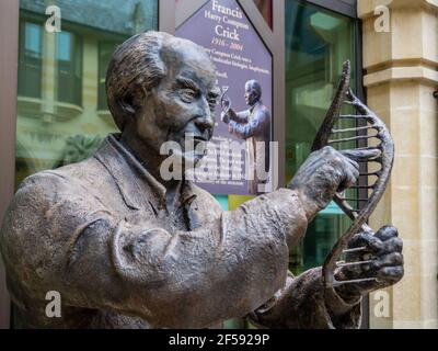 Statue de du Prix Nobel Francis Crick, Northampton Guildhall, ; il a fait ses études à la Grammar School et co-découvert la molécule d'ADN Banque D'Images