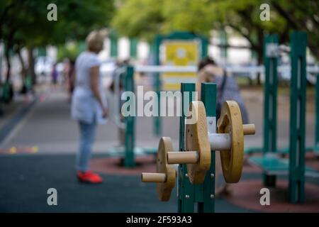 Un groupe de personnes s'est formé sur un terrain de jeu moderne à lumière du jour Banque D'Images