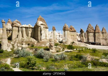 Cheminées de fées typiques, formations rocheuses de grès érodées dans la vallée de l'Amour, près des villes de Göreme et Çavusin. Cappadoce. Anatolie centrale.Turquie Banque D'Images