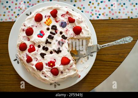 Gâteau d'anniversaire pour enfants avec texte indiquant Astrid 4 ans Banque D'Images