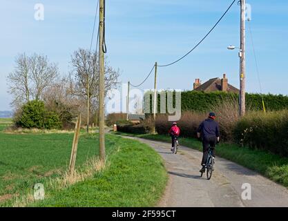 Deux cyclistes sur le sentier Trans Pennine Trail, près de Faxfleet, East Yorkshire, Angleterre Banque D'Images