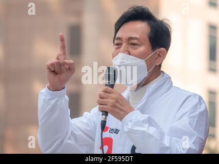 Séoul, Corée du Sud. 25 mars 2021. Oh se-Hoon, 25 mars 2021 : Oh se-Hoon, le candidat du Parti du pouvoir populaire de l'opposition principale sud-coréenne pour l'élection partielle mayonnaise d'avril 7 à Séoul, participe à sa campagne dans le centre de Séoul, en Corée du Sud. Credit: Lee Jae-won/AFLO/Alay Live News Banque D'Images